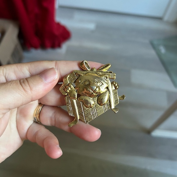 4/$50 vintage 1970 Alexis Gold Cat Christmas present Brooch ๐ฒ - Picture 1 of 7